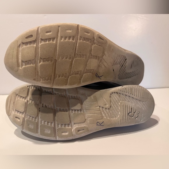 Black Nike Air - Women’s Size 10 - EUC - Picture 3 of 6